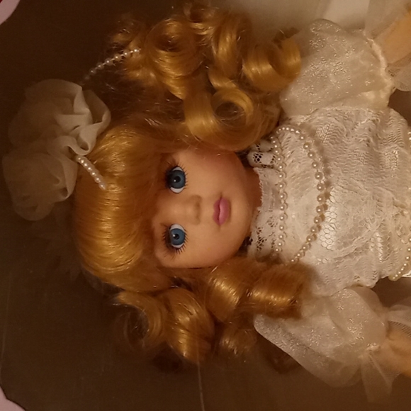 NWT Limited Edition Genuine Hand Painted Porcelain Bride Doll with Doll Stand - Picture 8 of 8